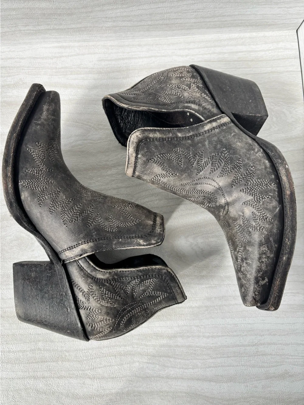With Box Ariat Women’s Western Boots - naturally distressed black booties size 8 - Picture 4 of 16